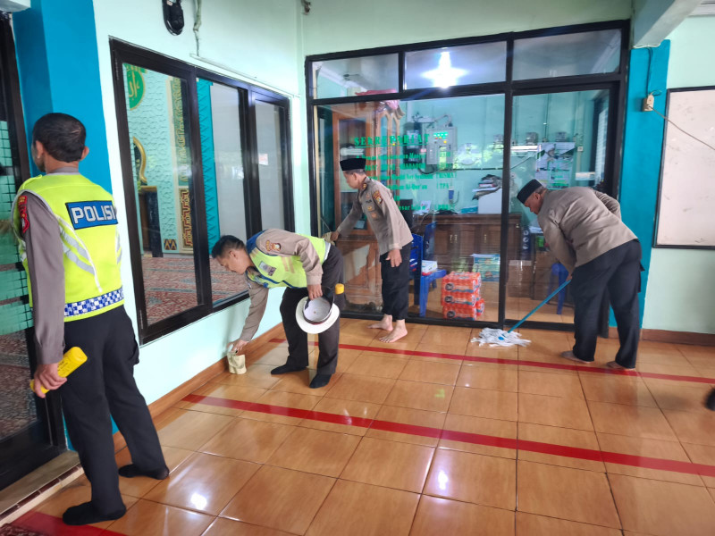 Bakti Religi “Bang Jasri”, Kapolsek Bekasi Barat Pimpin Bersih-Bersih di Masjid Asy Syuhada Kranji