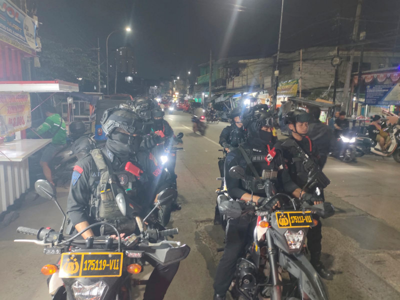 Jaga Jakarta, Jaga Lingkungan Polsek Metro Penjaringan Gelar KRYD Perkuat Sinergi Bersama Brimob