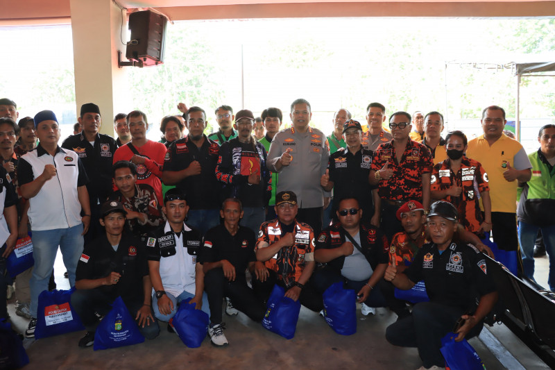 Rangkul Ojol Hingga Ormas, Polres Metro Bekasi Kota Salurkan Bansos Sembako Demi Jaga Ketahanan Pangan Warga