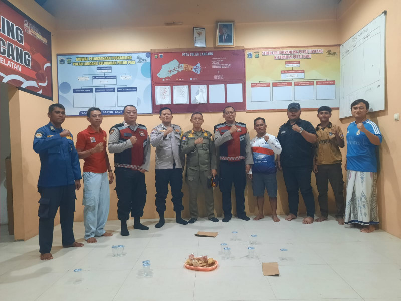 Patroli Malam Jakarta On The Spot, Polsek Kepulauan Seribu Selatan Perkuat Sinergi dengan Warga Melalui Sosialisasi Layanan Polisi 110