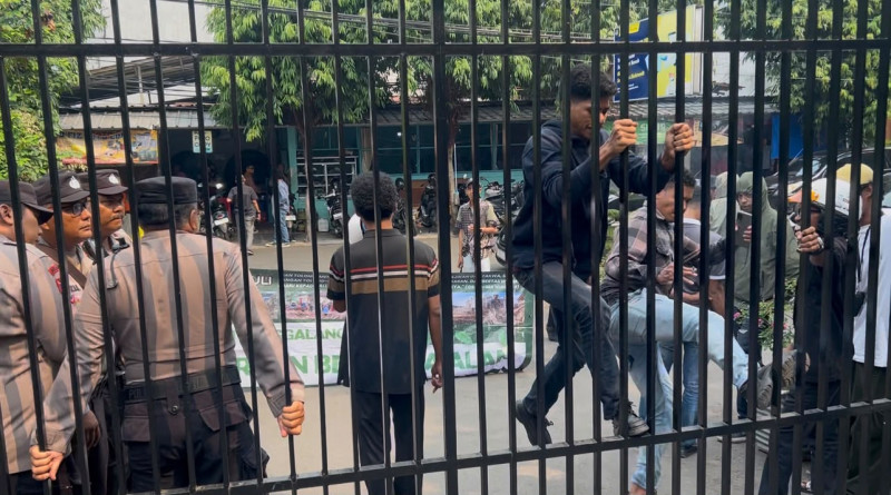 Polisi Gagalkan Upaya Pembakaran Ban Saat Aksi Mahasiswa di Kantor ATR/BPN Jakarta Utara