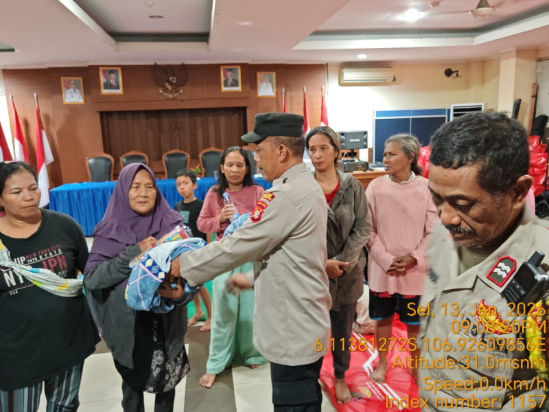 Polda Metro Jaya Salurkan Bantuan untuk Korban Banjir di Semper Timur Jakarta Utara