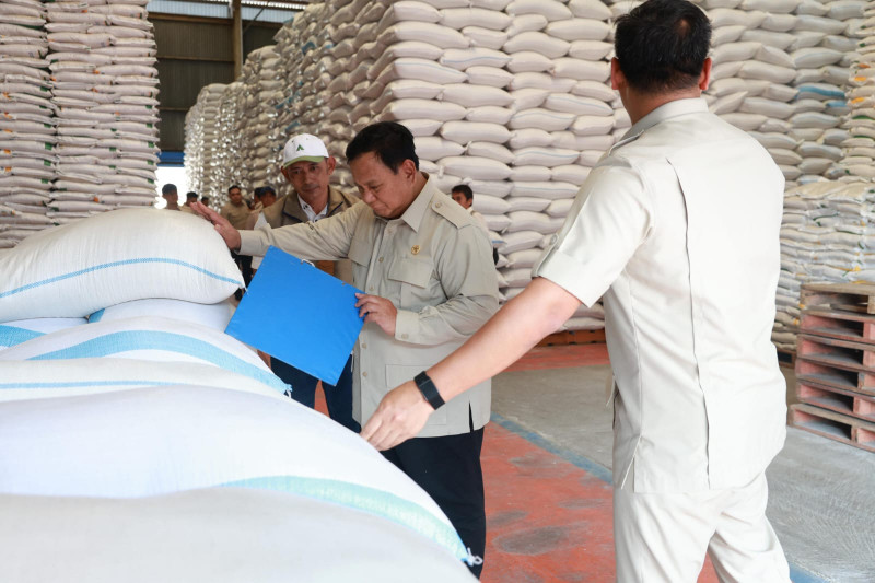 Usai Beri Arahan Ketua DPRD Se-Indonesia, Prabowo Sidak Gudang Bulog Danurejo Pastikan Stok Beras Aman