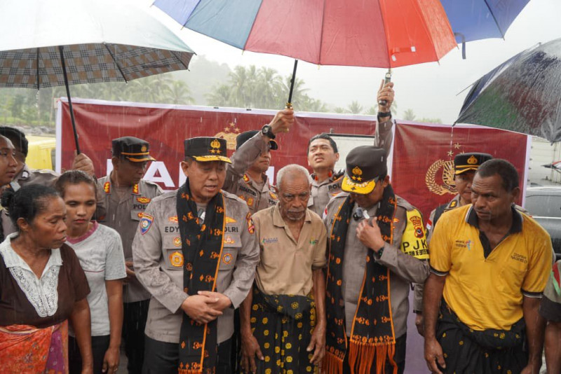 Kapolda NTT Kerahkan Personel Tambahan dan Anjing Pelacak Untuk Bantu Pencarian Korban  Bencana di Mauponggo