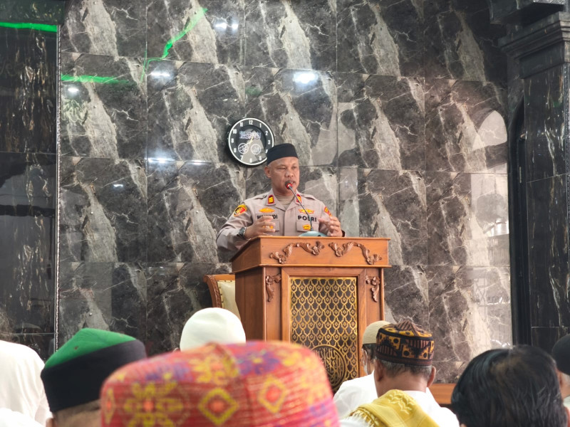 Jaga Jakarta On The Spot, Kapolsek Bekasi Barat Sampaikan Pesan Kamtibmas di Masjid Baiturrahman