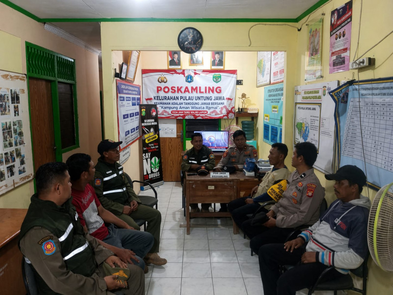 Patroli Malam Gabungan, Polsek Kepulauan Seribu Selatan Intensifkan Sosialisasi Layanan 110 dan Barcode Pengaduan