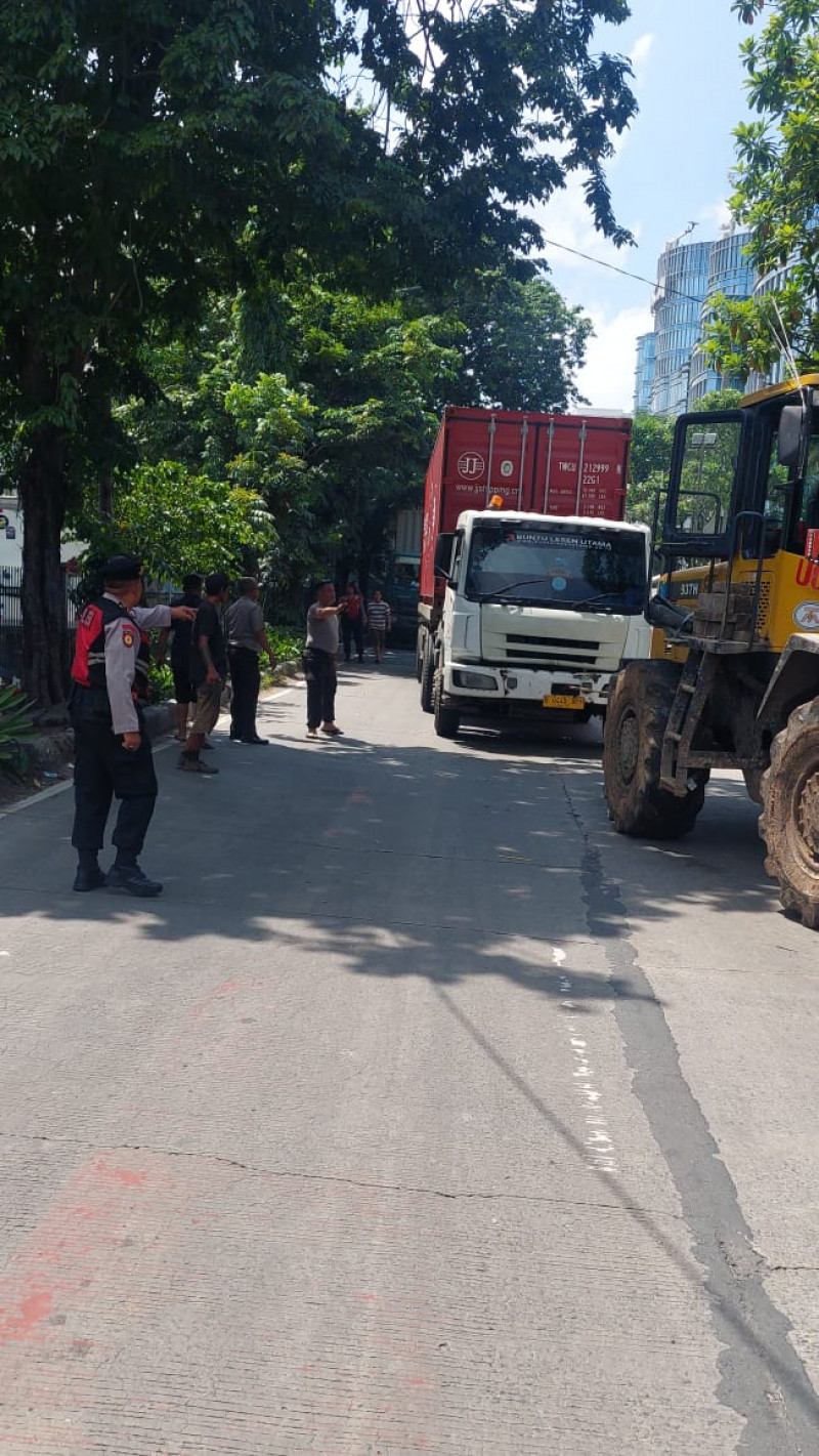Truck Kontainer Alami Gangguan Rem, Polsek Metro Penjaringan Sigap Urai Kemacetan