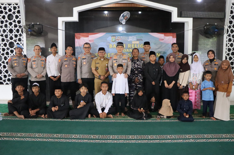 Kapolres Kepulauan Seribu Pimpin Bakti Sosial, Kesehatan dan Religi di Pulau Untung Jawa Sambut Hari Bhayangkara ke-80