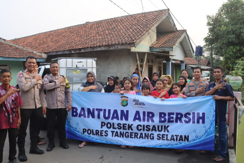 Polres Tangsel Salurkan Air Bersih untuk Warga Terdampak Kekeringan di Kranggan