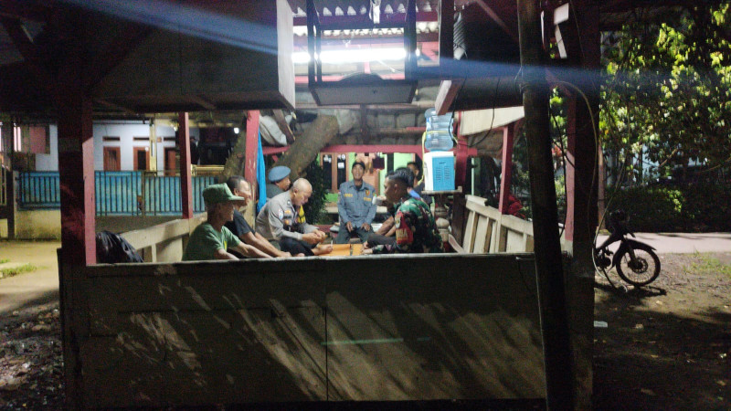 Tingkatkan Keamanan Malam Hari, Personel TNI-Polri Jatisampurna Sambangi Pos Siskamling Jatirangga