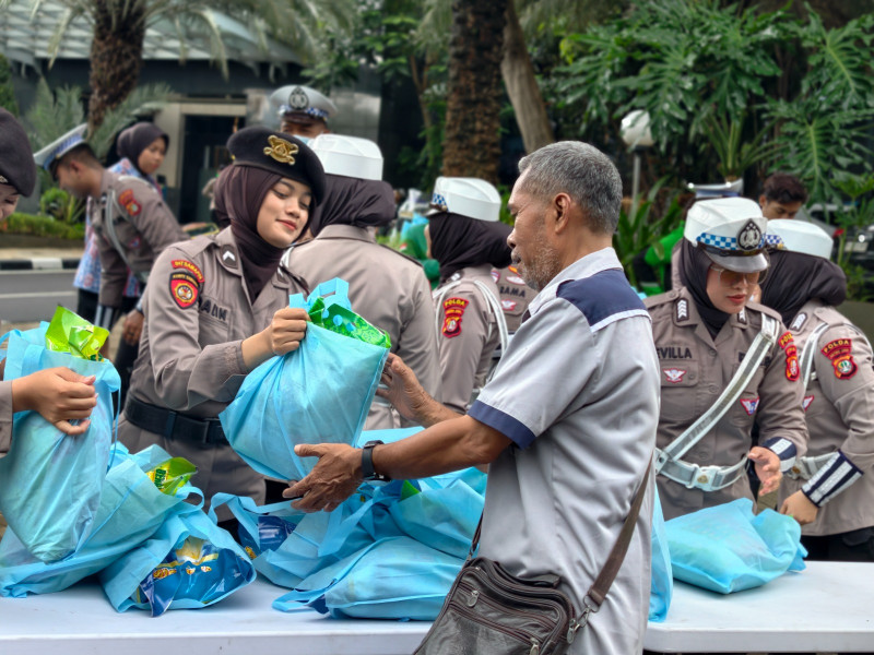 Polda Metro Jaya Hadir untuk Ojol dan PHL Lewat Program Jum'at Peduli