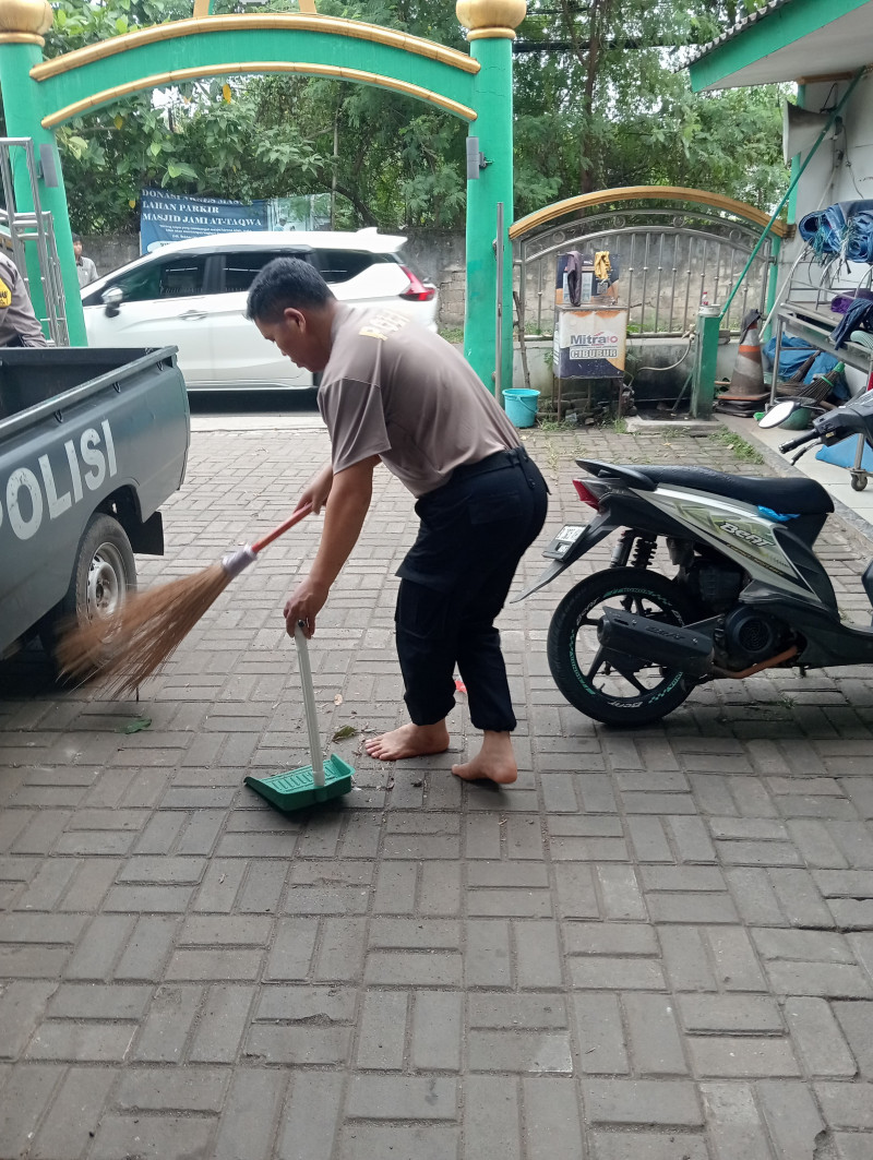 Polsek Jatisampurna Aksi Bersih-Bersih dan Salurkan Alat Kebersihan ke Masjid Attaqwa Lewat Program Bang Jasri