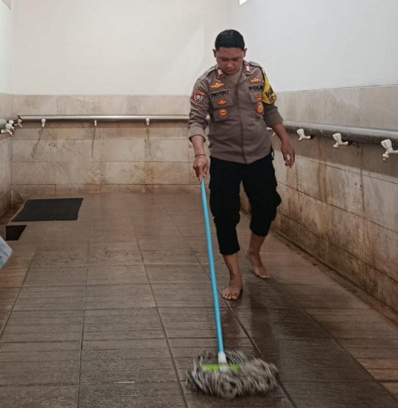 Sambut Ramadhan, Personel Polsek Medan Satria Gelar Aksi Bersih-bersih Masjid lewat Program '‘BANG JASRI’'