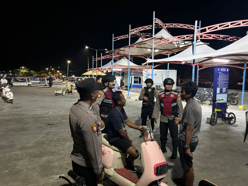 Patroli Dini Hari Polsek Kepulauan Seribu Utara Perkuat Pengamanan Wilayah, Warga Diajak Manfaatkan Layanan 110