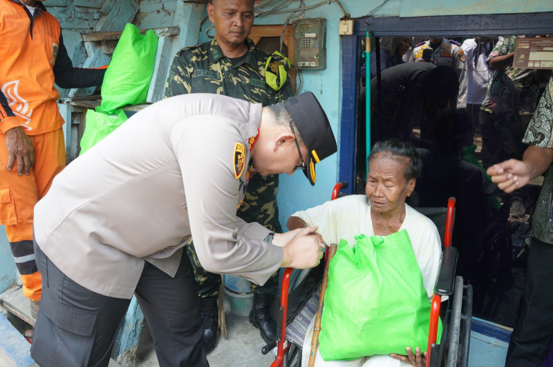 Serbuan Teritorial Kodim 0502/JU, TNI - Polri dan Pemkot Bersihkan Terminal Tanjung Priok Serta Bagikan 140 Paket Sembako