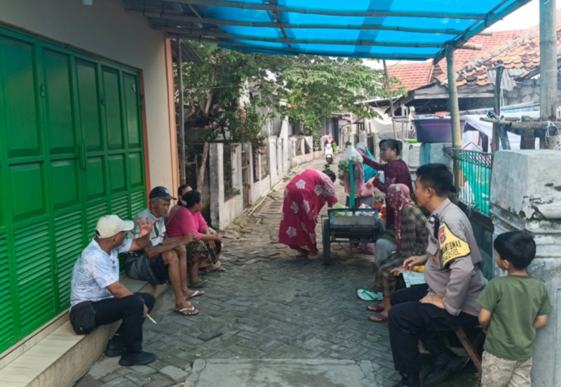 Bhabinkamtibmas Pulau Kelapa Sambang Warga, Ajak Jaga Kamtibmas dan Sosialisasikan Layanan 110