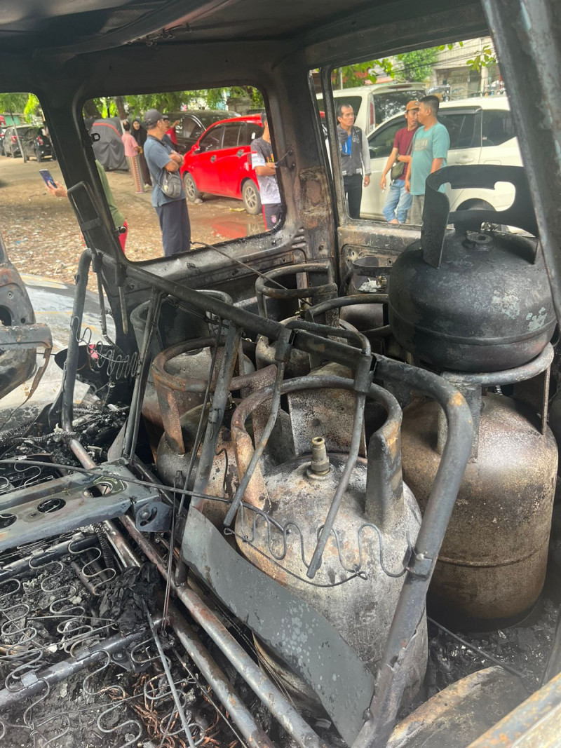 Respon Cepat Pamapta lll Datangi TKP Kebakaran di Bawah Layang Karang Anyar Berhasil Dipadamkan