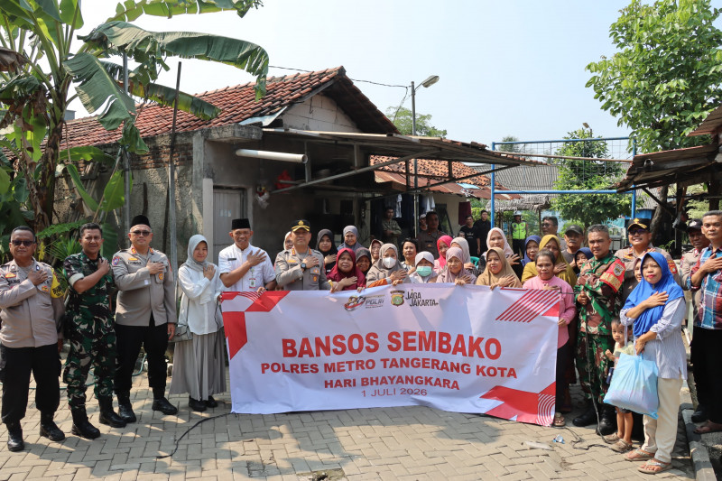 Kapolres Metro Tangerang Kota Bagika Paket Sembako di Kawasan Padat Penduduk Karawaci