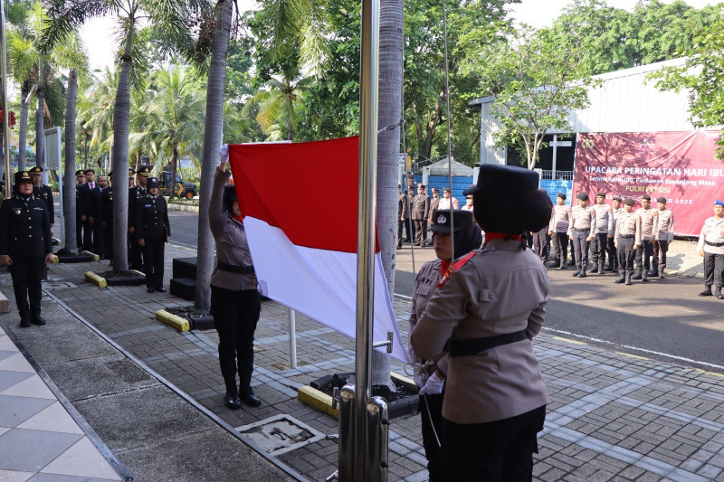 Polres Kepulauan Seribu Gelar Upacara Hari Ibu, Kapolres Pimpin Langsung dan Beri Penghormatan untuk Polwan