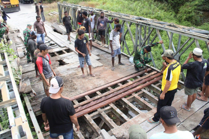 Sinergi TNI-Polri dan Masyarakat Perbaiki Jembatan Poros Lokpon-Dekai Sambut HUT ke-81 TNI