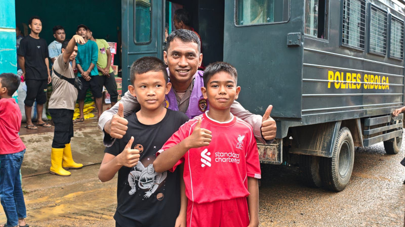 Polres Sibolga Salurkan Bantuan dan Gelar Trauma Healing untuk Korban Banjir dan Longsor