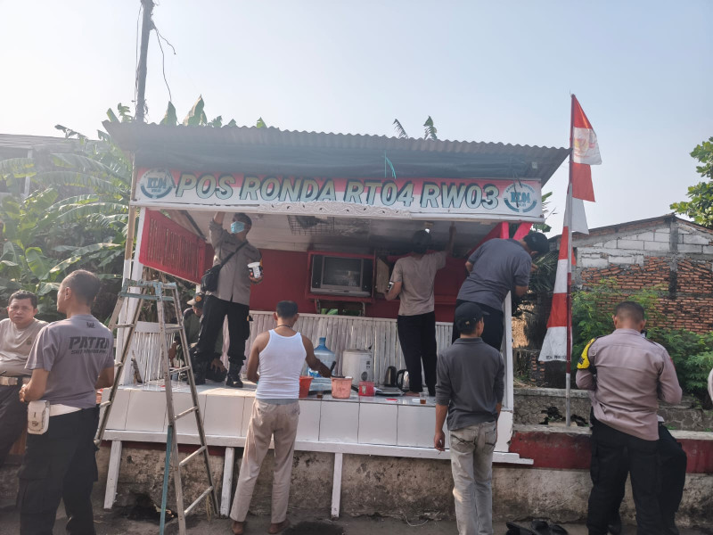 Kapolsek Bekasi Barat Pimpin Kerja Bakti Bersama Warga Kranji Sambut HUT Ke-81 Kemerdekaan RI