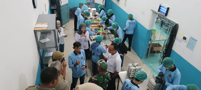 Polisi dan Pemerintah Pastikan Penyaluran Menu Bergizi Gratis untuk Pelajar di Koja Berjalan Aman