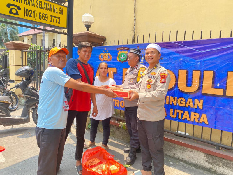 Polsek Metro Penjaringan Gelar Jumat Peduli Bagikan Makanan Siap Saji untuk warga