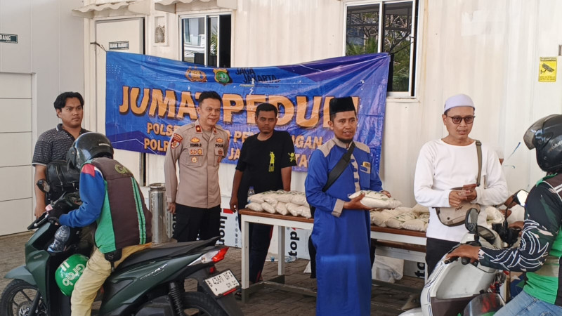 Polsek Penjaringan Bantu DKM Al Qohar Berbagi Berkah
