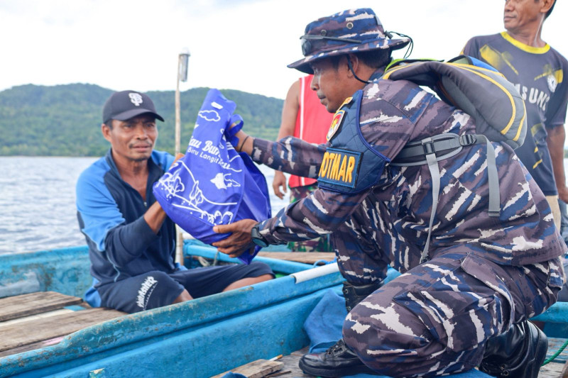 Kodaeral lX Bagikan Ratusan Paket Sembako Untuk Nelayan Ditengah Laut