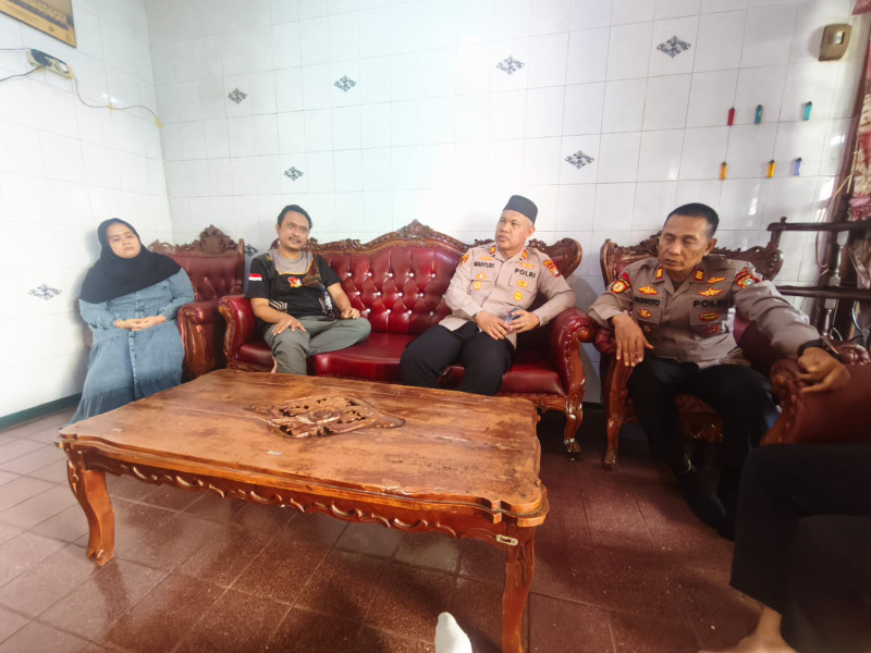 Empati dan Peduli Kapolsek Bekasi Barat Menjenguk Anggota yang Sakit di Harapan Jaya Bekasi Utara