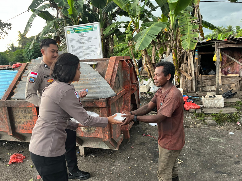 Satgas Ops Damai Cartenz Tanamkan Nilai Kepedulian Lewat Aksi Berbagi di Jalanan Timika