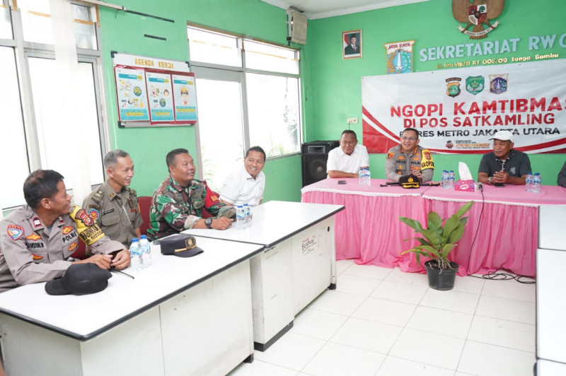 Ngopi Kamtibmas Kapolres Metro Jakarta Utara Tinjau Posko Satkamling di Tanjung Priok