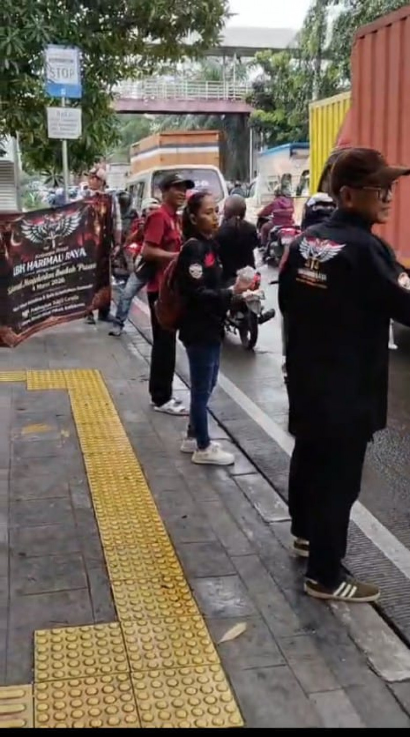 Tebar Kebaikan di Bulan Suci, LBH Harimau Raya Bagikan Takjil di Kalideres