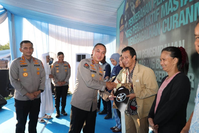 Wujud Negara Hadir, Kapolda Sumsel Pimpin Penyerahan Barang Bukti Kejahatan ke Korban