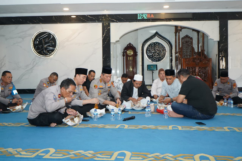 Jumat Peduli, Kapolres Metro Jakut Makan Siang Bersama Jamaah Masjid Madani