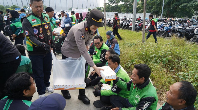 Polres Metro Jakarta Utara Bagikan Makanan untuk Buruh, Kedepankan Pelayanan Humanis di May Day 2026