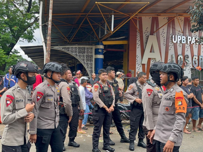 Brimob Polda Metro Jaya Pastikan Keamanan Pasca Kebakaran Pasar Induk Kramat Jati