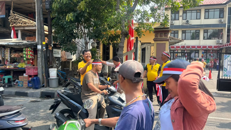 Polsek Koja Bangkitkan Semangat Kemerdekaan, Bagikan 100 Pita Merah Putih kepada Pengendara