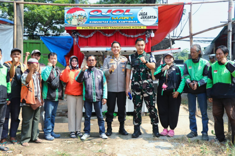 Sambangi Ojol di Kota Tangerang, Polisi dan Denpom Bagikan Sembako