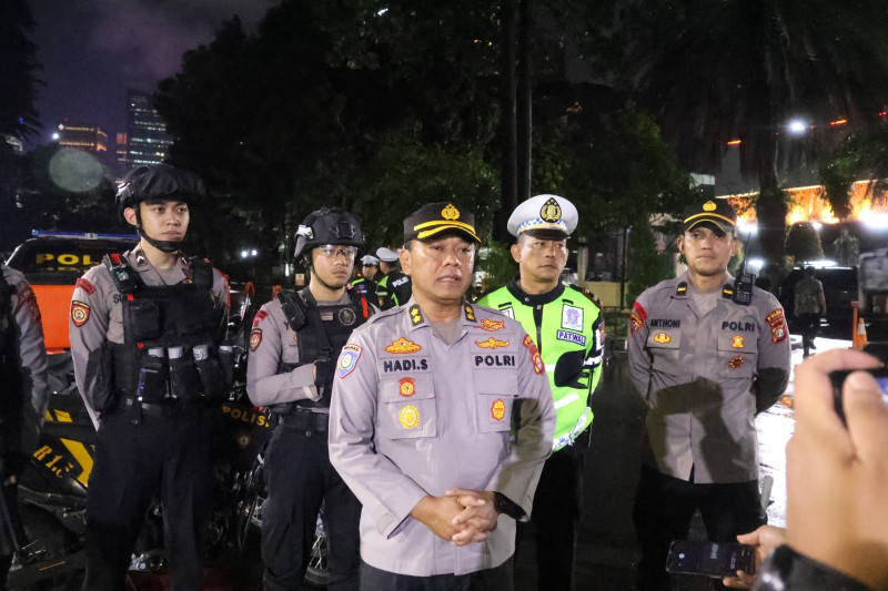 Polda Metro Jaya Gelar Patroli Malam Sapa Warga Hingga Ojol Beri Himbauan Kamtibmas