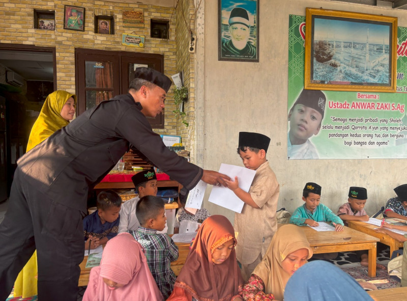 Aipda Ristomo Anggota Brimob yang Mengabdikan Hati dengan Mendirikan TPA Gratis di Gunung Sindur