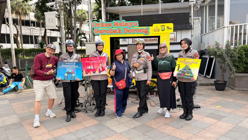 Pentas Seni Orkes Melayu Gerobak Dorong Meriahkan CFD di Bundaran HI, Polwan Sampaikan Imbauan Humanis