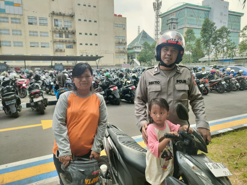 Aksi Cepat Polisi dan Petugas Kebersihan, Anak Hilang di Neglasari Kembali ke Pelukan Ibunya