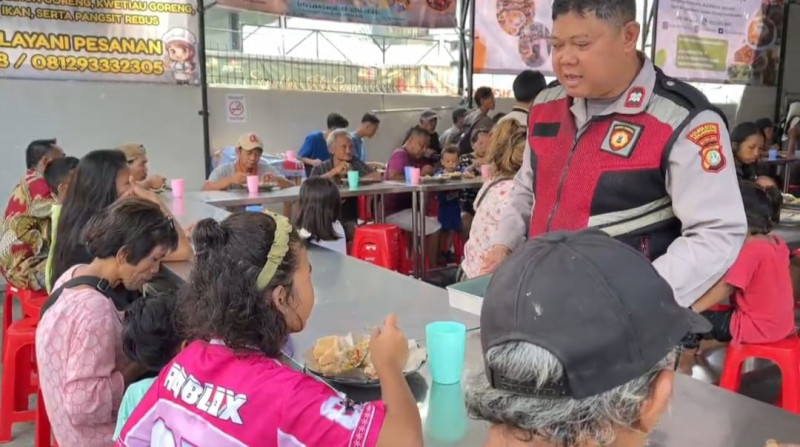 Jumat Berkah Polsek Metro Penjaringan, Bagikan Makanan Gratis untuk Warga hingga Pengemudi Angkutan Umum