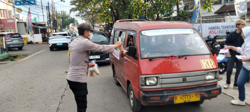 Gandeng Warga Jatiwarna, Bhabinkamtibmas Polsek Pondok Gede Tebar Takjil di Jalan Raya Hankam