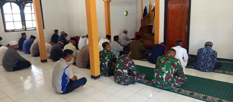 Tingkatkan Iman dan Taqwa, Satgas TMMD 129 Kodim 1505/Tidore Tunaikan Shalat Jumat Bersama Warga