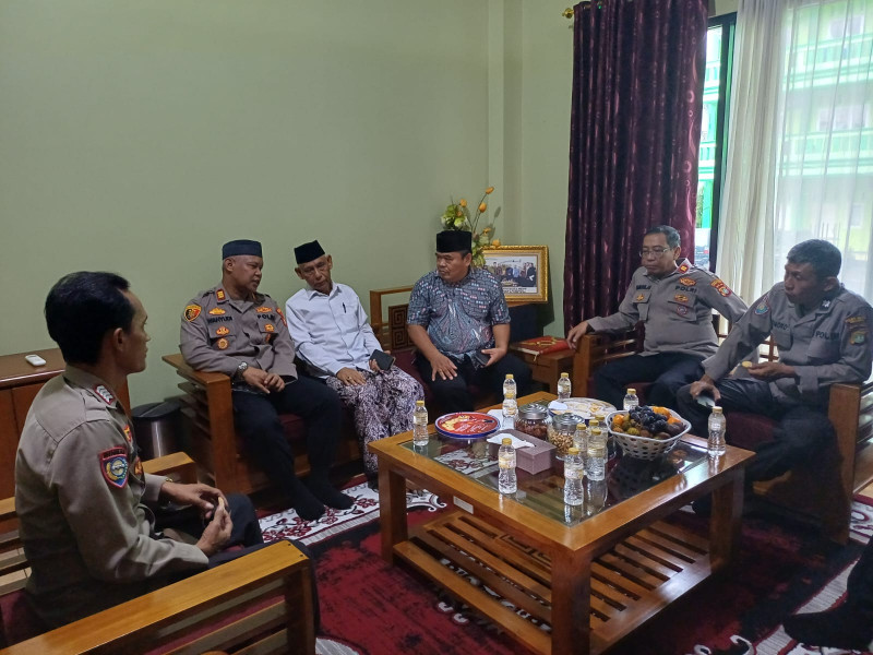 Kapolsek Bekasi Barat Silaturahmi dengan Ketua MUI, Perkuat Kamtibmas Jelang Ramadan