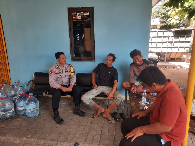 Jaga Jakarta di Pulau Lancang, Bhabinkamtibmas Sosialisasikan Layanan Polisi 110 dan Imbau Warga Pakai Masker