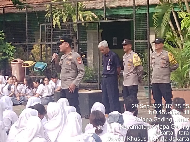 Polsek Kelapa Gading Tanamkan Nilai Disiplin dan Anti Tawuran Lewat Program Go To School di SMAN 45 Jakarta